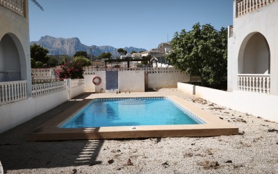 Bungalow de esquina totalmente renovado con gran jardín.